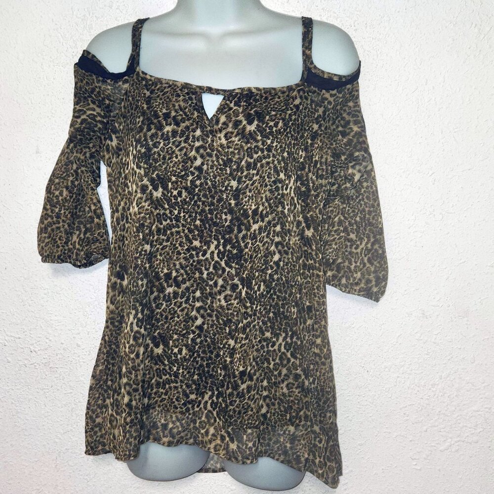 Urban Collection *** Leopard print blouse, cold shoulder, In size small  NWT